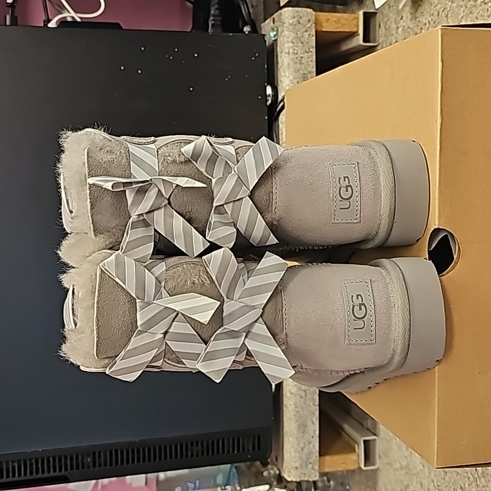 UGG